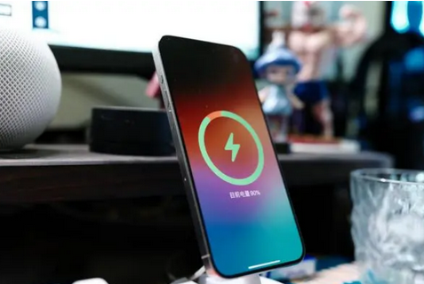杭锦后苹果15换屏服务分享用什么充电器给iPhone15充电更好 